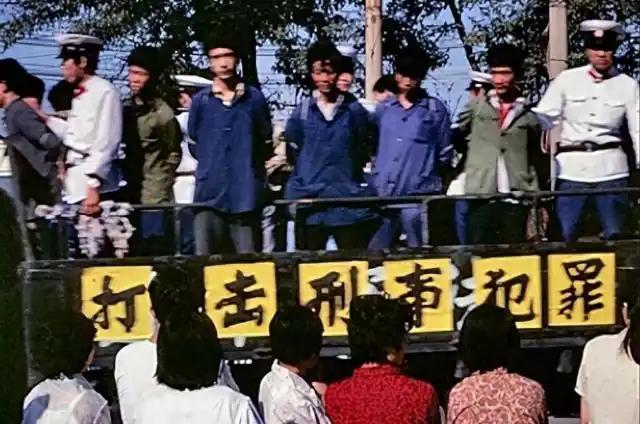 1983年严打势头猛，城里抓的人太多，大大小小的监狱塞得满满当当，实在装不下了。
