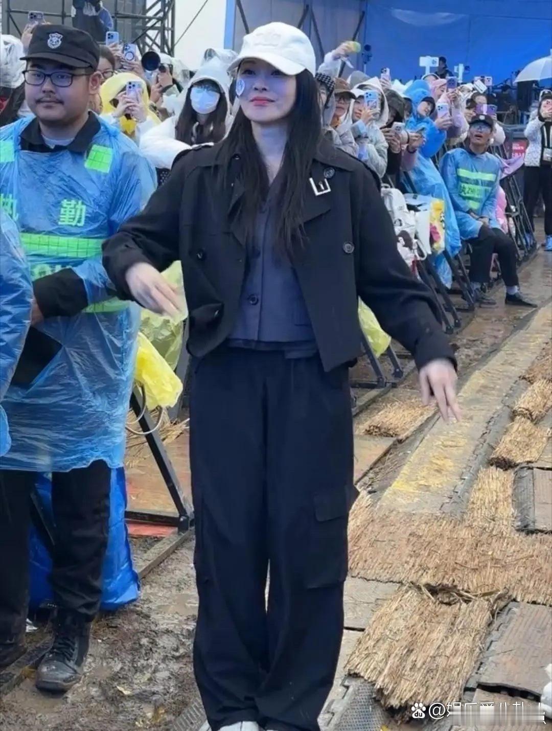 伊能静的身材管理太绝了！不胖不瘦刚刚好，线条匀称又舒展，状态好到犯规～