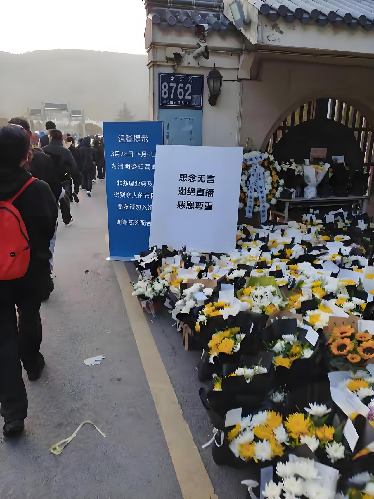 心疼，上万人自发前往送张老师最后一程，这五个细节令人感动。第一、张老师最为教