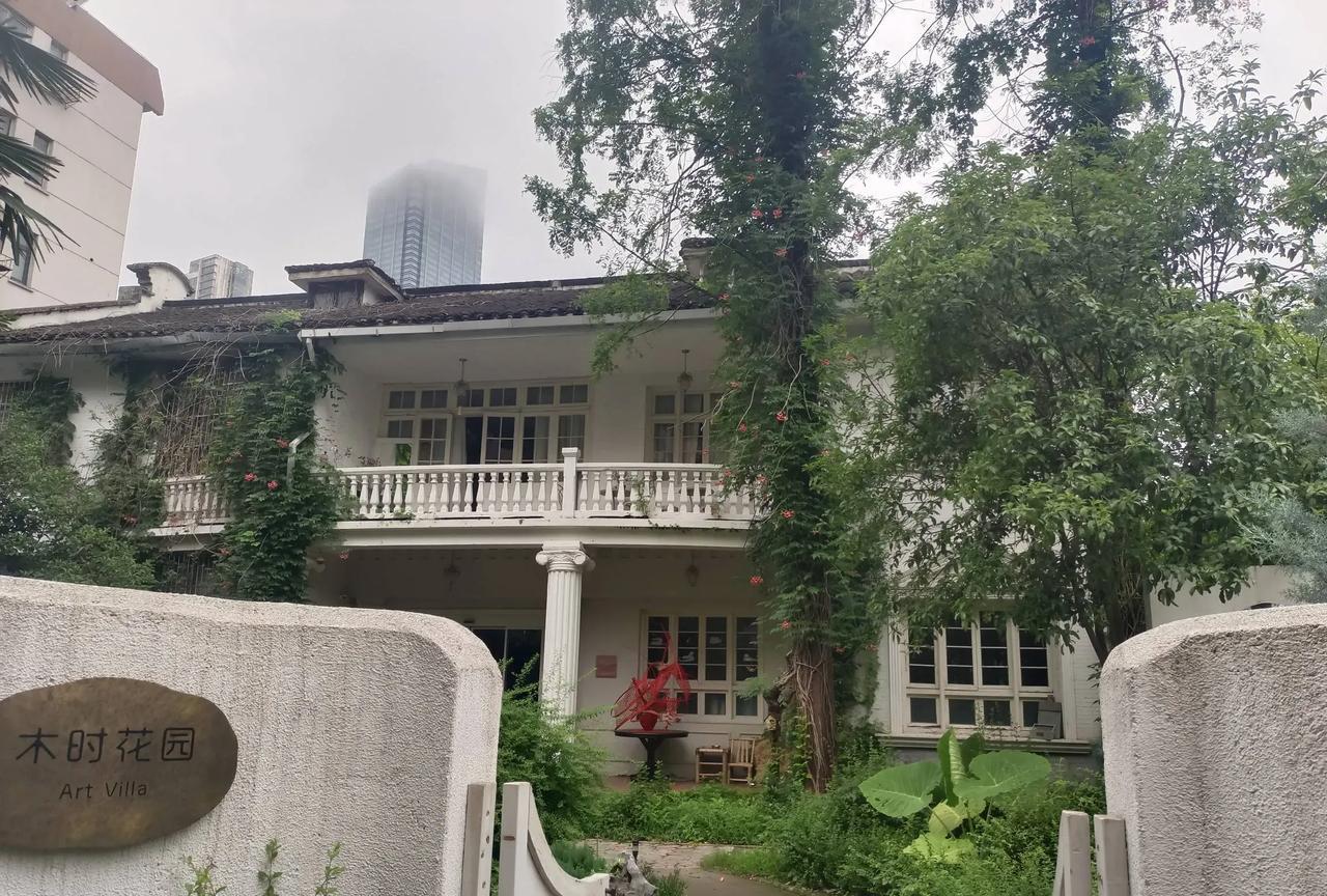 很多年前，钱钟书先生和杨绛女士曾经的老宅，孤独地卧在高楼林立的小区边。当年的草