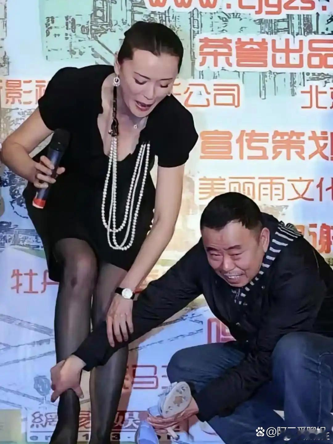 当时女演员估计头都大了，这鞋子穿还是不穿好啊。