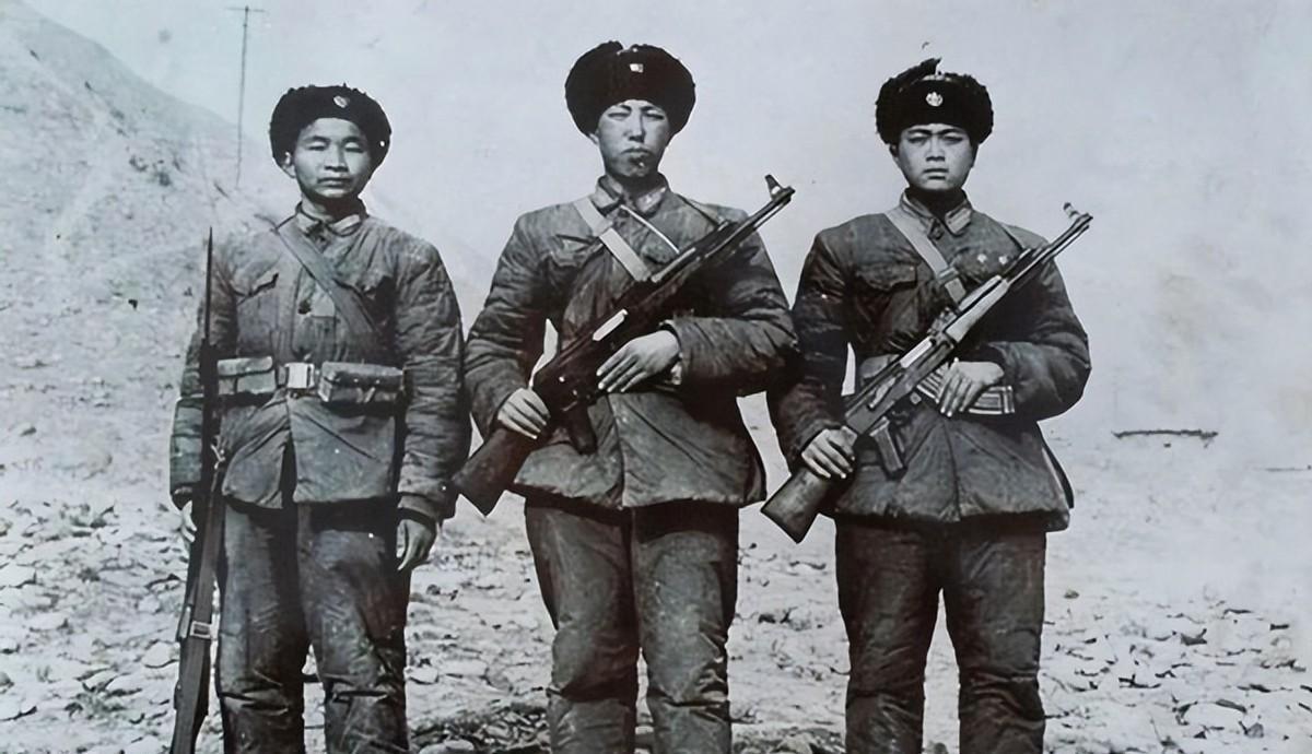 1948年，激烈巷战中的三名解放军战士。这张图片生动再现了当时步兵“三三制”协
