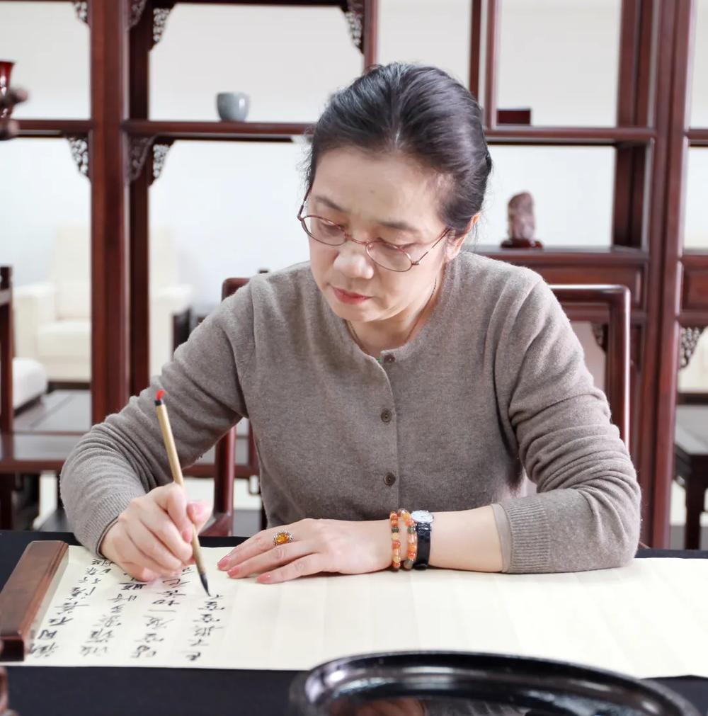 孙晓云是中国书协历任主席中最坚守传统的一个，她主张“与古为新”，强调笔法、古法是