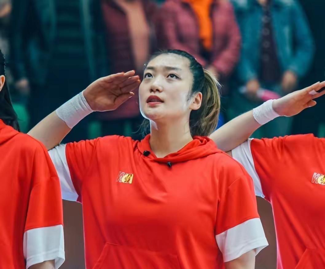 热身赛虽然赢球，中国女篮小前锋位置依然没有人可以代替李梦。两大小前锋，张茹，翟若