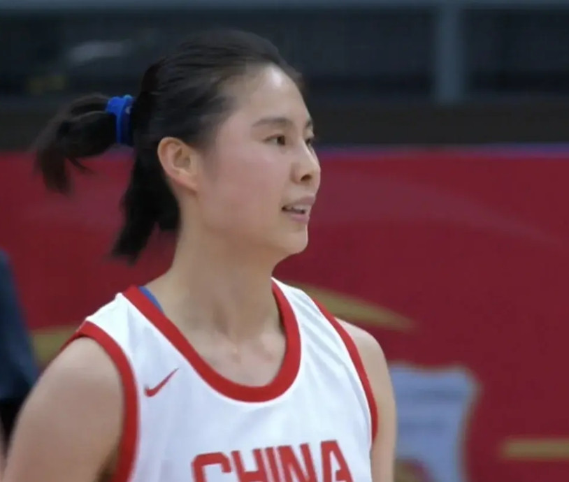 女篮现在最大的问题是找不到一个给张子宇喂球的后卫！之前有杨力维和王思雨的时候最