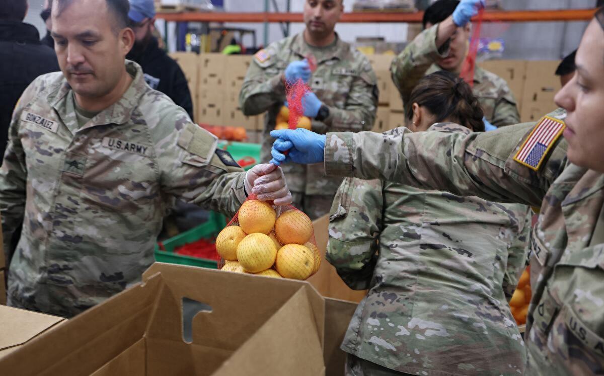 美国史上最长政府关门，真发不出军饷了？特朗普决定先回家开派对美国政府关门又破