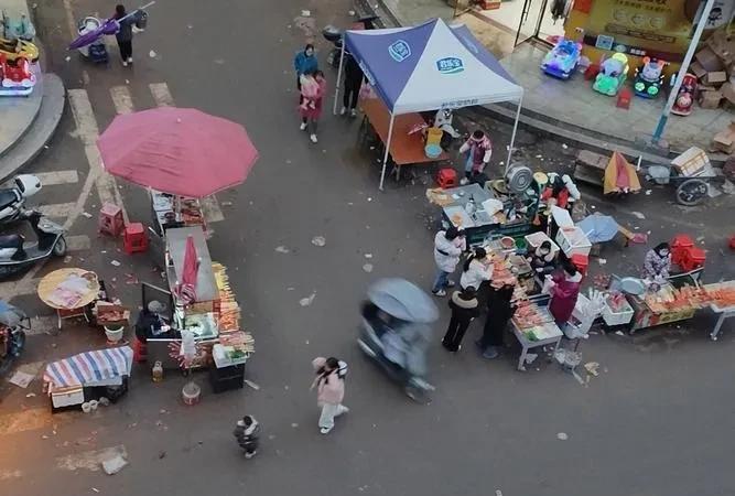 最老实的人是新疆人，生活在乌鲁木齐的人们，无论上什么样的班，下班后约几个朋友家人