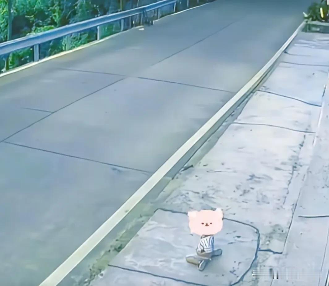 一对父母站在路边，把两岁的孩子放在马路对面，妈妈招手让孩子过来，孩子吓得坐在地上