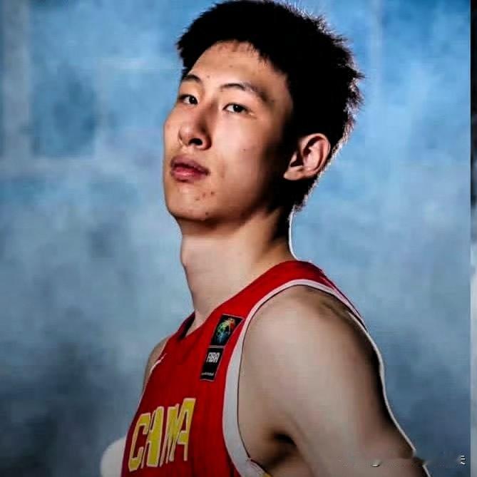 三位中国球员获美国四星级高中生称号：郇斯楠，北京人，2007年出生刘朕赫，辽