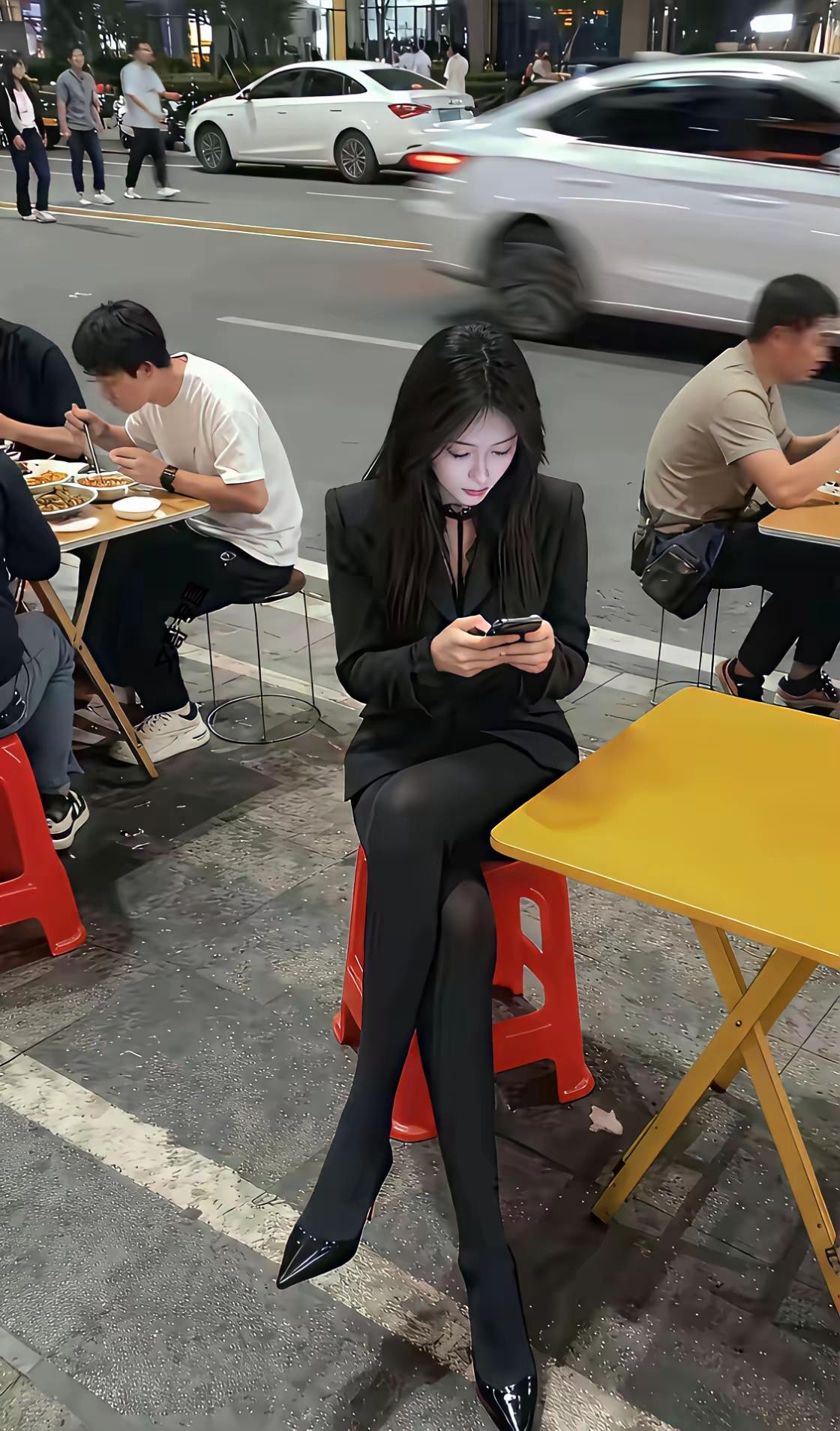 这么精致的女孩子也钟情于路边摊[捂脸哭][捂脸哭]