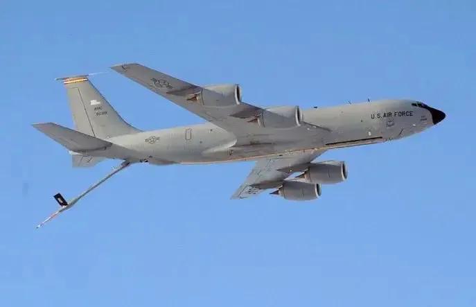 美军坠毁的KC-135空中加油机机上至少有5名机组人员，他们有没有可能跳伞逃生？