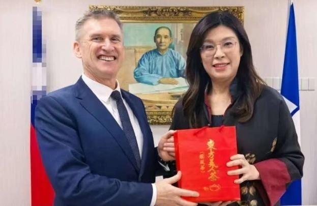 藏不住了！郑丽文的狐狸尾巴露出来了！12月12日，国民党主席郑丽文接见了新西兰商