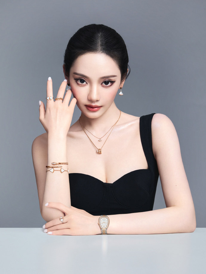 #宝格丽官宣宁艺卓#宝格丽正式官宣宁艺卓！优雅知性的美丽大眼猫🐈‍⬛🩵官宣海报造型大光明盘发➕黑