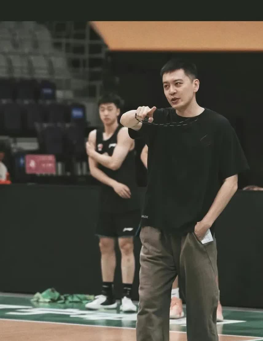 真想问问杨鸣，咱把辽篮好几个球员都给宁波了，宁波给咱啥好处没？赵率舟三分神射手，