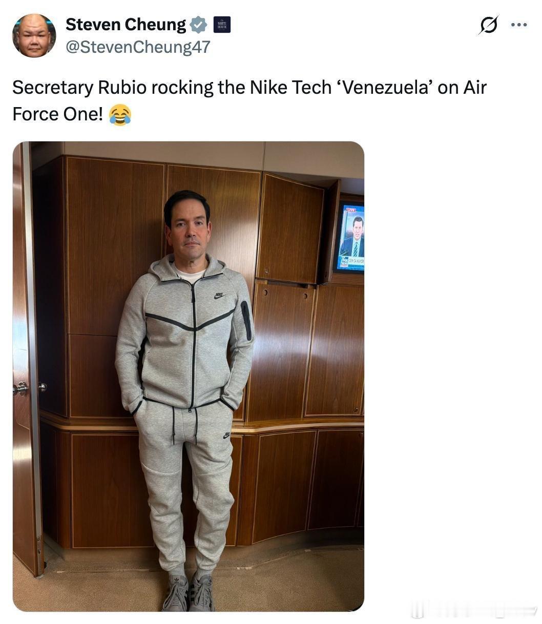 白宫通讯主任发布照片，称鲁比奥在空军一号上身穿耐克套装“委内瑞拉”款式