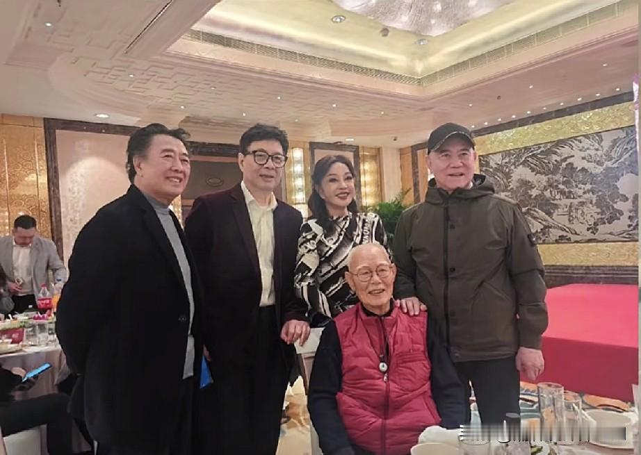 这也太尴尬了！刘晓庆和前夫陈国军离婚36年后罕见同框，两人在刘晓庆个人从艺50周