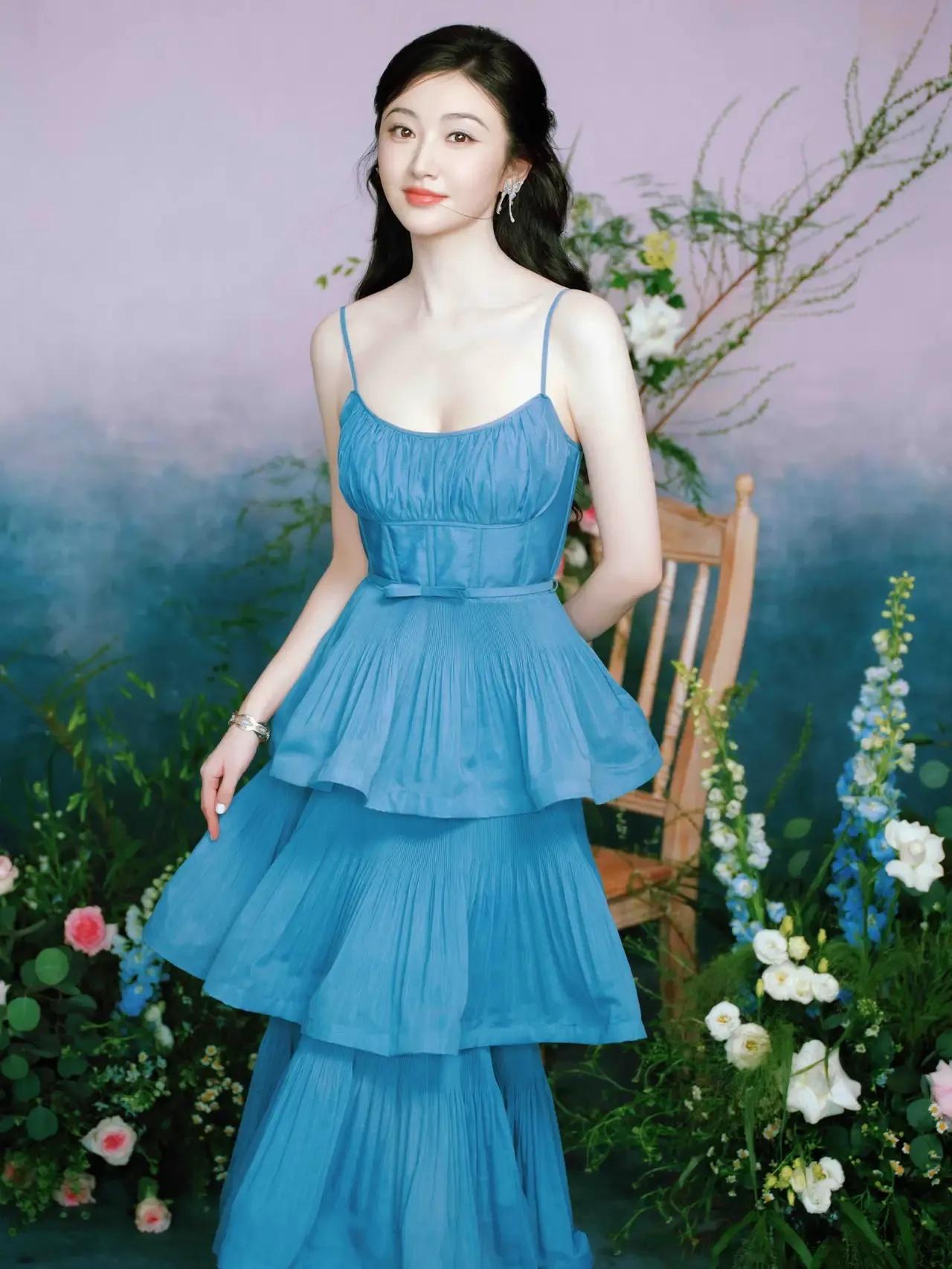 美女壁纸～景甜，身着澄澈蓝裙，置身繁花簇拥间，像从莫奈的油画里走出的少女，层层褶