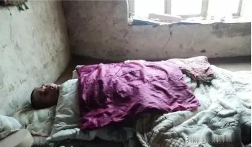 人老了最可靠的养老是钱，但这位93岁的老人去世身体都腐臭了，一大堆钱却留着没花掉