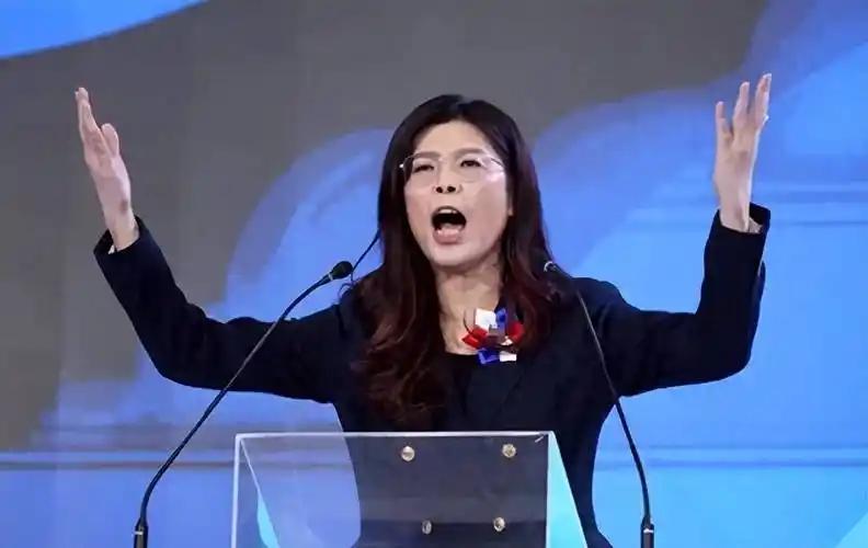 蓝营大佬跳舞画风能有多拼？12月7日南投县国民党庆现场，主席郑丽文领着县长许淑华