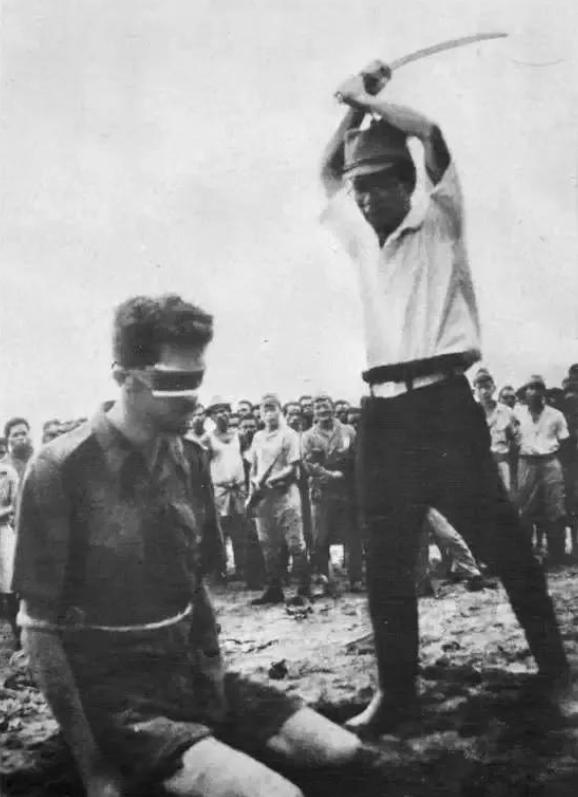 1944年，美军在日军尸体上发现了日军挥刀斩首澳大利亚陆军中士伦纳德的照片。照片