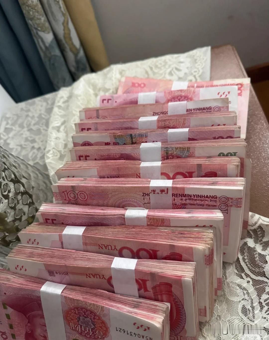 吃早饭的时候，老公突然问我，你存了多少钱了，我说20万，他点了点头，满意地笑了笑