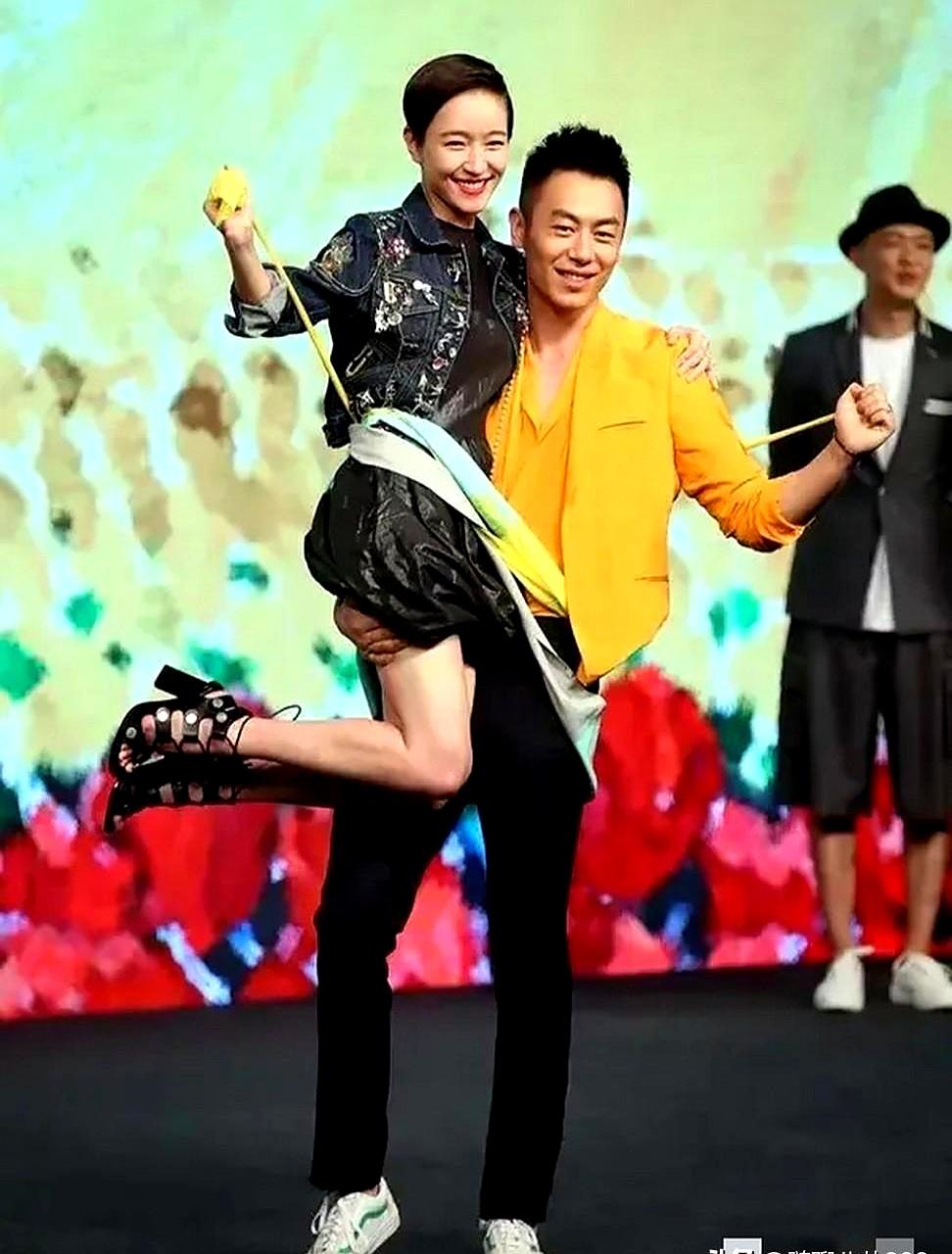 还记得朱亚文在剧里一把抱起女演员那个名场面吗？那姑娘短发、干练，又白又瘦，难怪