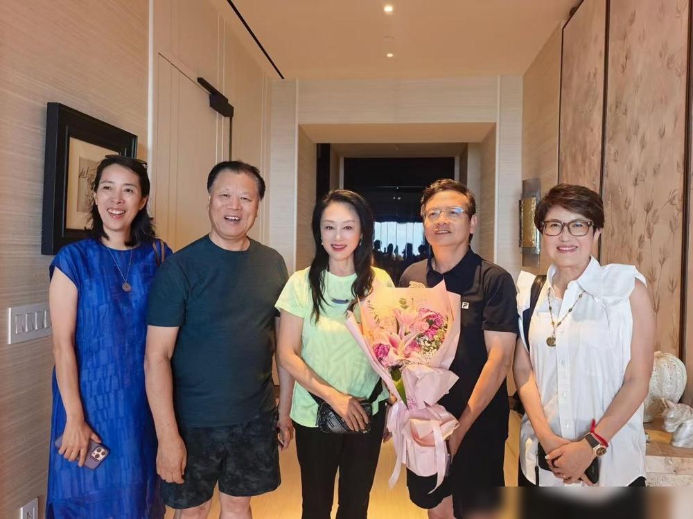 下午与朋友们小聚，有幸见到王姬女士。说真的我这代人，谁小时候没迷过她演的阿春