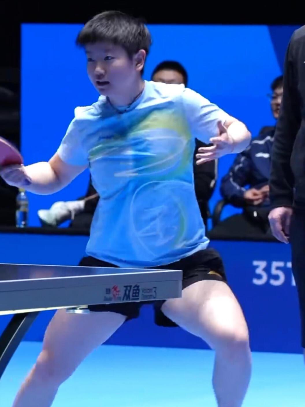 莎莎打球真猛，真的就是唯爱小白球！后面是邱贻可，很严肃看着爱徒，心中五味杂陈，