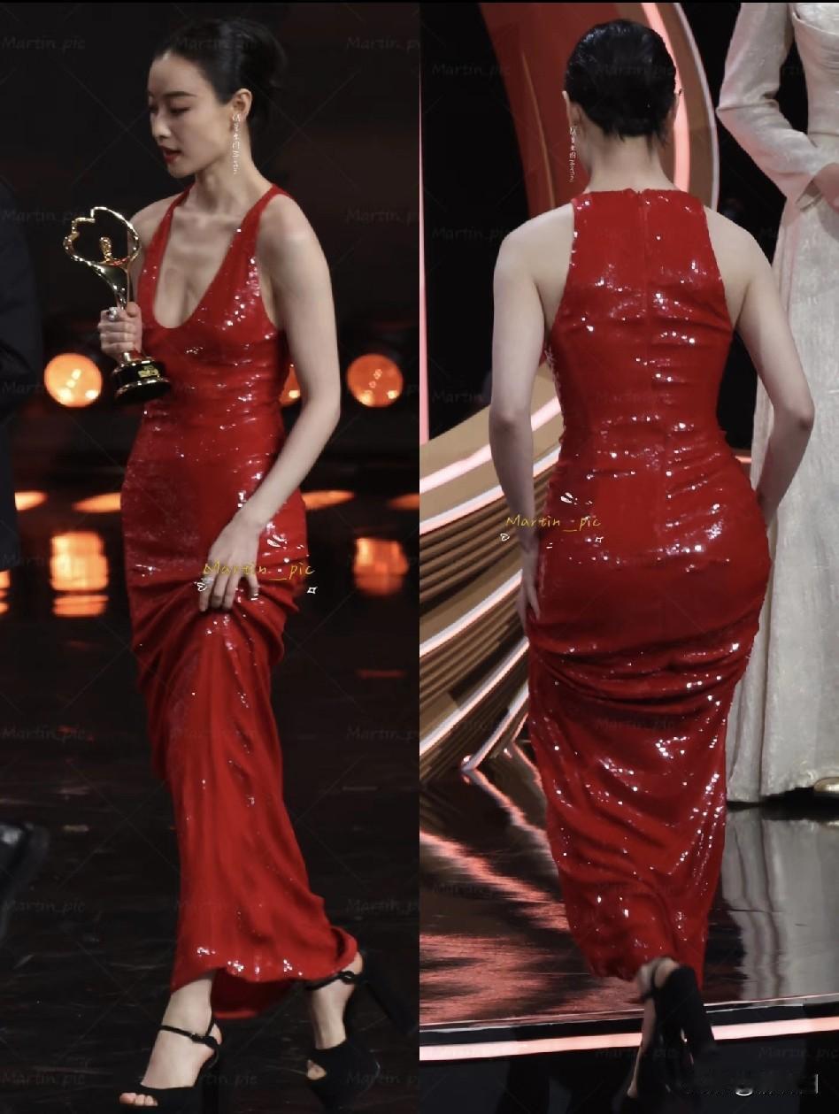 倪妮一袭红裙太惊艳了，美到发光！这一身深V挂脖设计的红色礼服，完美勾勒出她的
