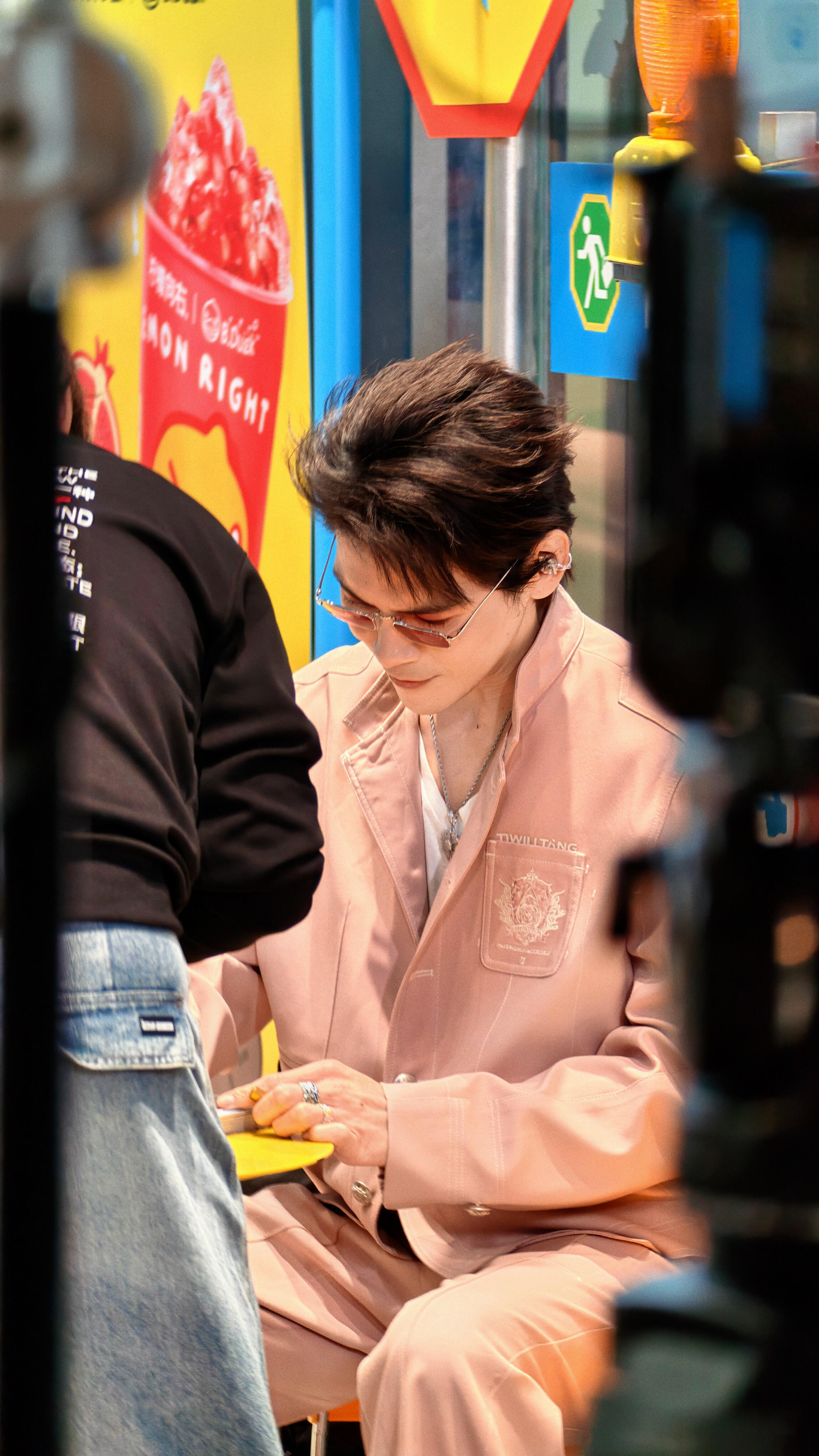 一个简单的称谓，蕴含着深沉的家国认同。向佐在街头与路人互动时，特意将“香港”纠正