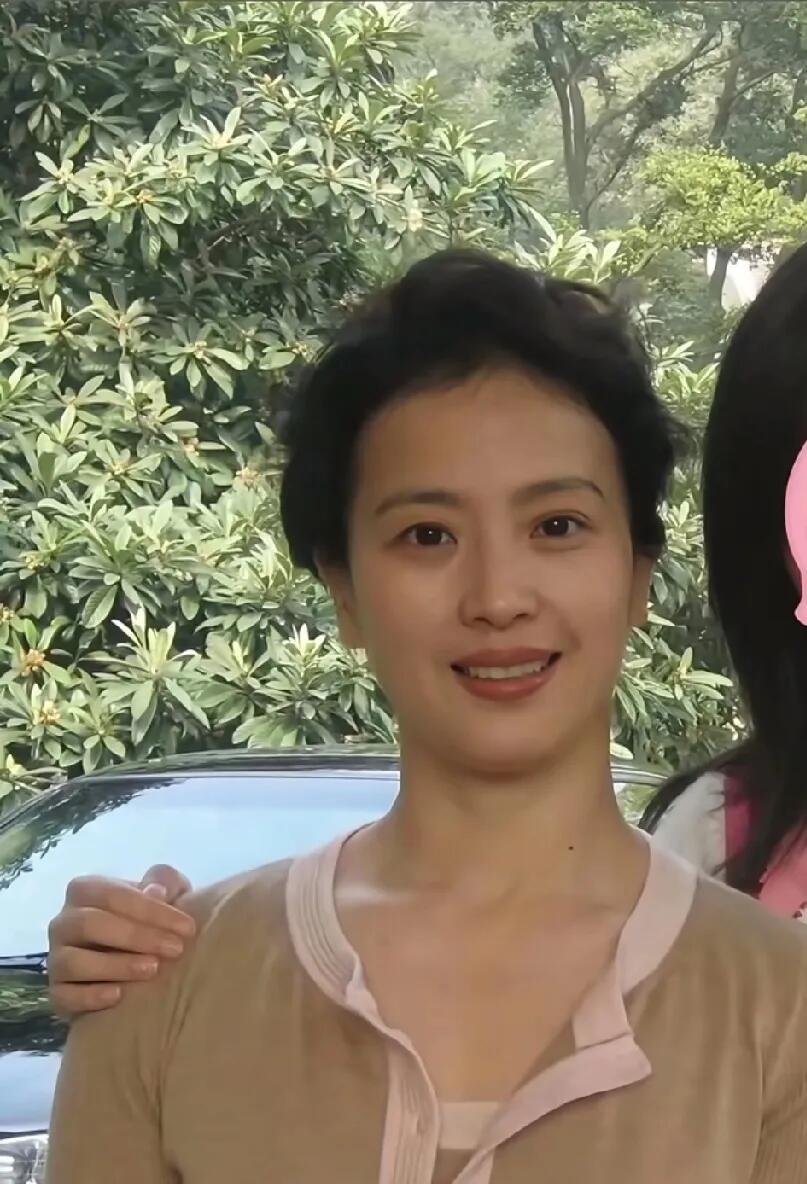 都是素颜的情况下，刘亦菲的妈妈确实比刘亦菲耐看一些，一双戴眼镜特别有神，她的美貌