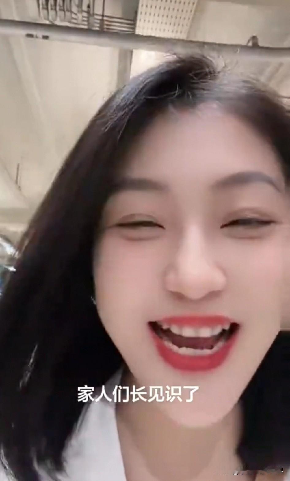 家人们出国涨见识了。泰国的机场电梯居然是平的。这是一在泰国的国女发的视频