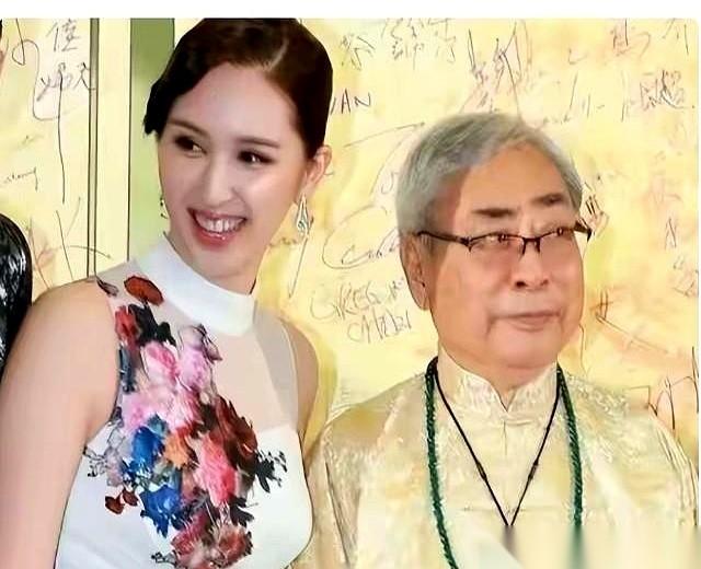 听说了一个香港女星的故事，真不是滋味。她爹欠了一屁股债，走投无路。饭桌上，她爹