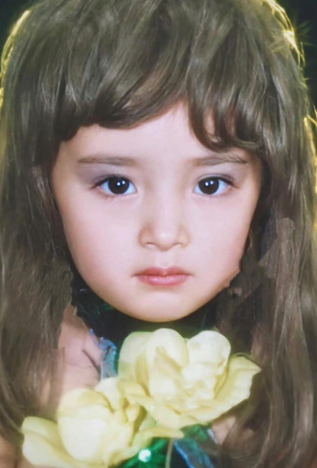 难怪杨幂爸妈小时候不舍得打她从小就是个美人胚子，小萌娃等比例长大成大明星，纯天