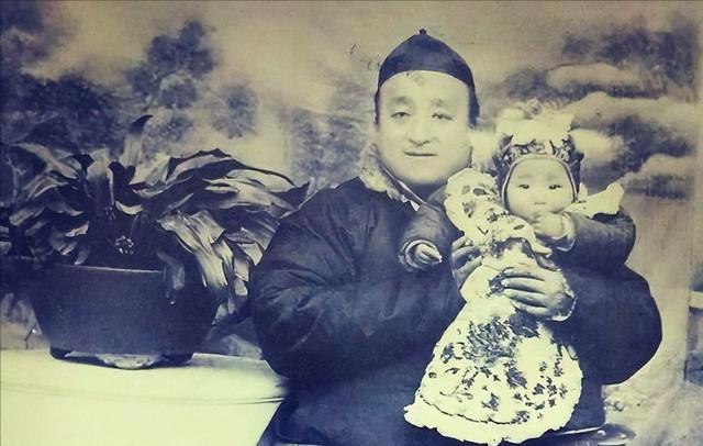 1920年，中国仍处北洋政府时期，社会动荡，礼崩乐乐未歇。在山东曲阜孔府，重光门