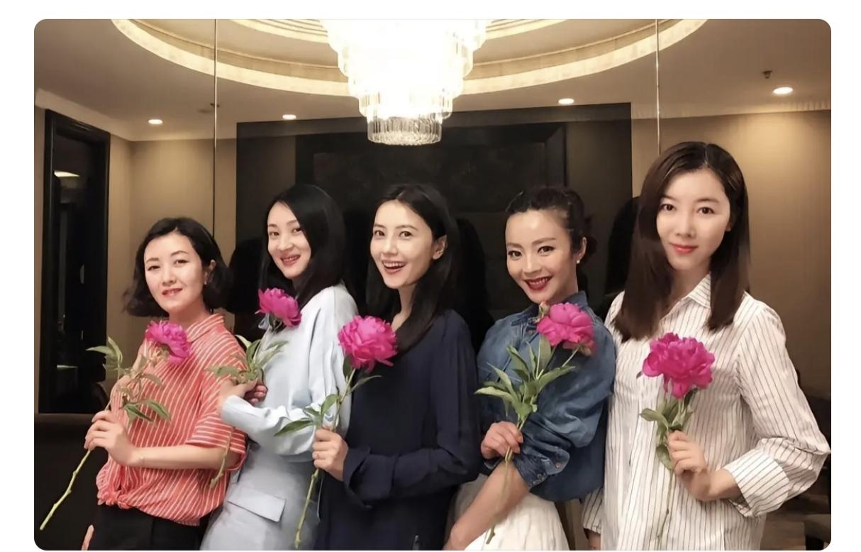 高圆圆和大学四个闺蜜的合照里，五个人人手一束花，活脱脱现实版“五朵金花”。要