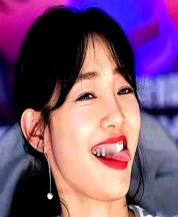 最近刷到白百何那个事，真的越想越窝火。导演当初求她救场的时候，说得多可怜啊—