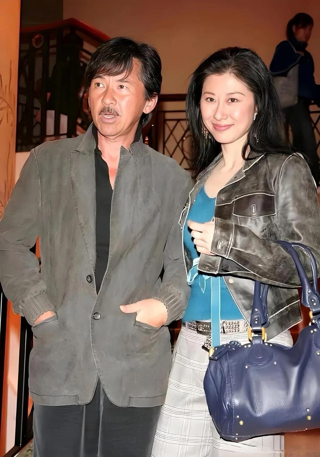 2005年的老照片，林子祥与叶倩文一同出席香港活动。那年林子祥58岁，休闲西装随