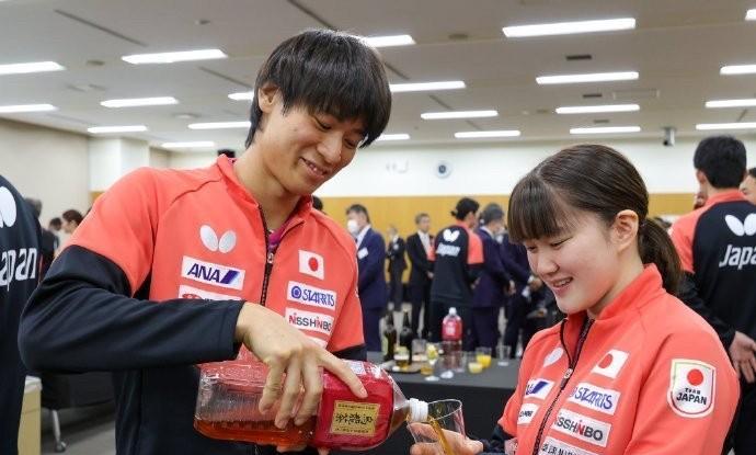 日本今天在给多哈世乒赛出征选手饯行，准备的食品挺简朴的，饼干和乌龙茶。张本兄妹