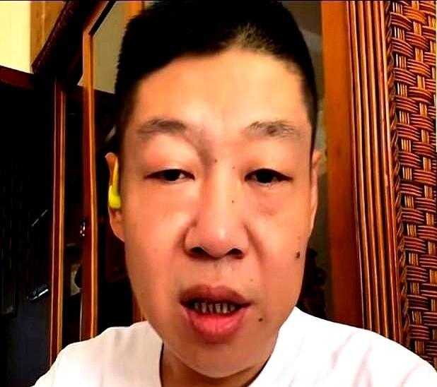 沉默十年，李鹤彪一嗓子把德云社的“家丑”全抖上热搜。老演员掀桌不是一时冲动。
