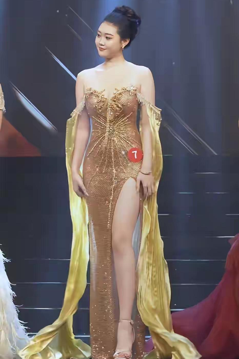 气血特别足，真是国泰民安的美人莲子欣获得了全球中华小姐香港总冠军，这气质绝了，