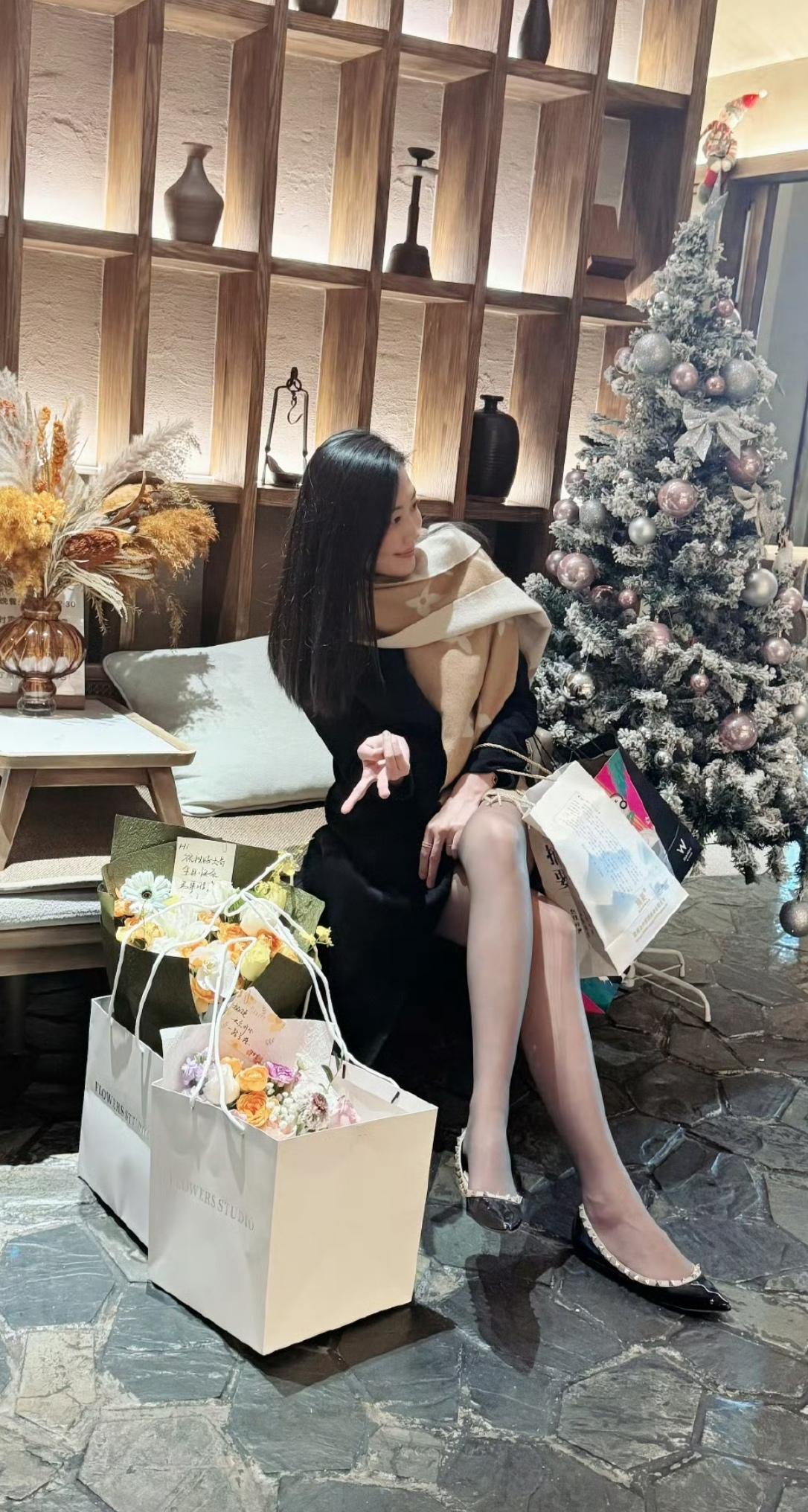 主持人齐彤彤脚踩高跟穿丝袜，真丝滑！