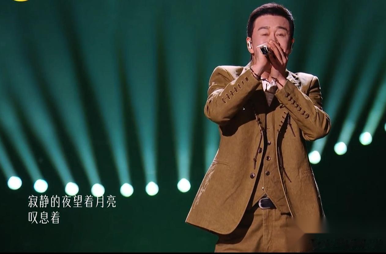 这一晚，歌手预测帖集体翻车。赛前被唱衰的跨界玩票侯明昊和英伦帅哥艾略特双双留下，