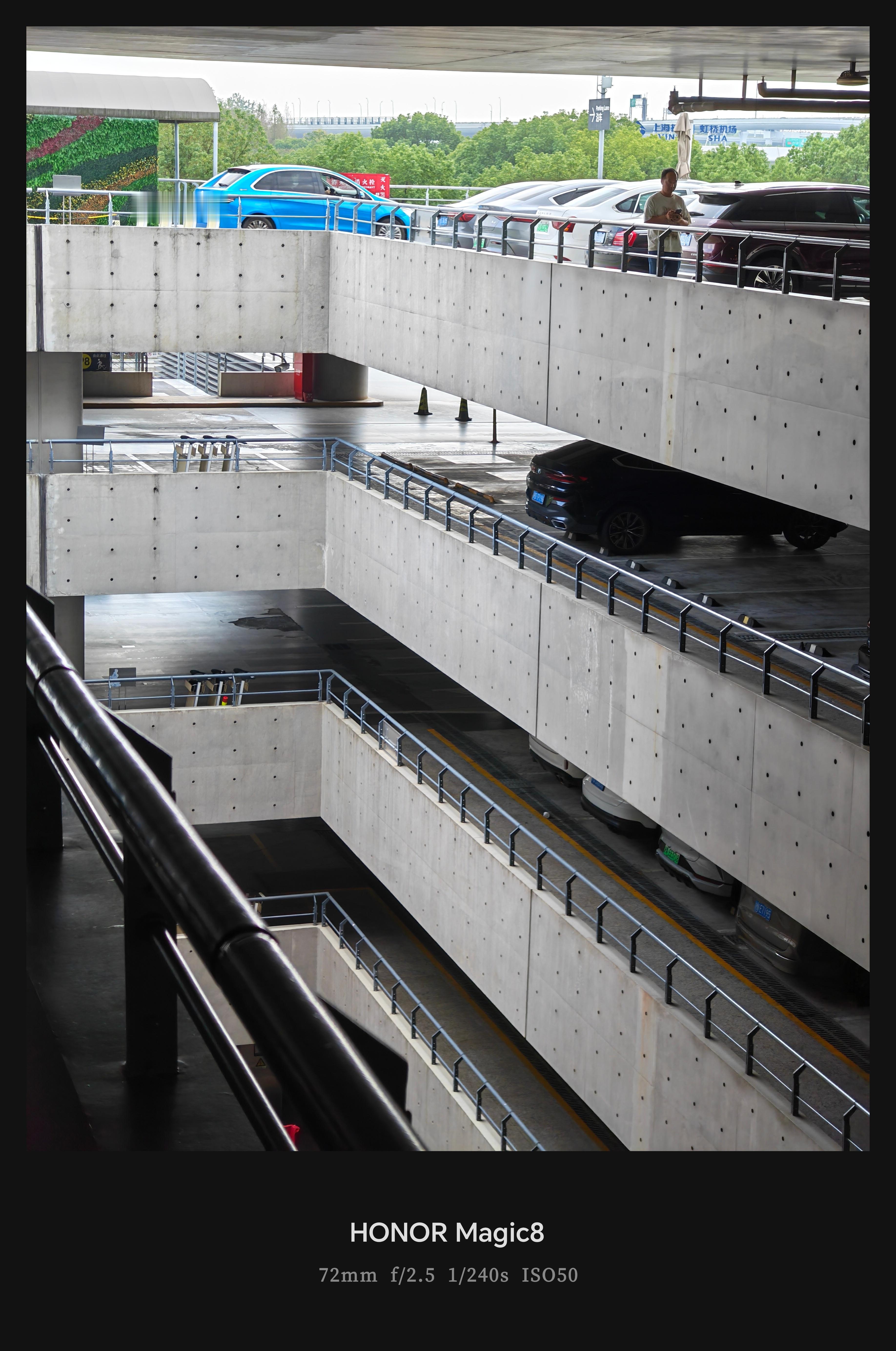 混凝土的肌理在光影中延展，层层叠叠的线条勾勒出空间的秩序与静谧。站台空无一人，唯