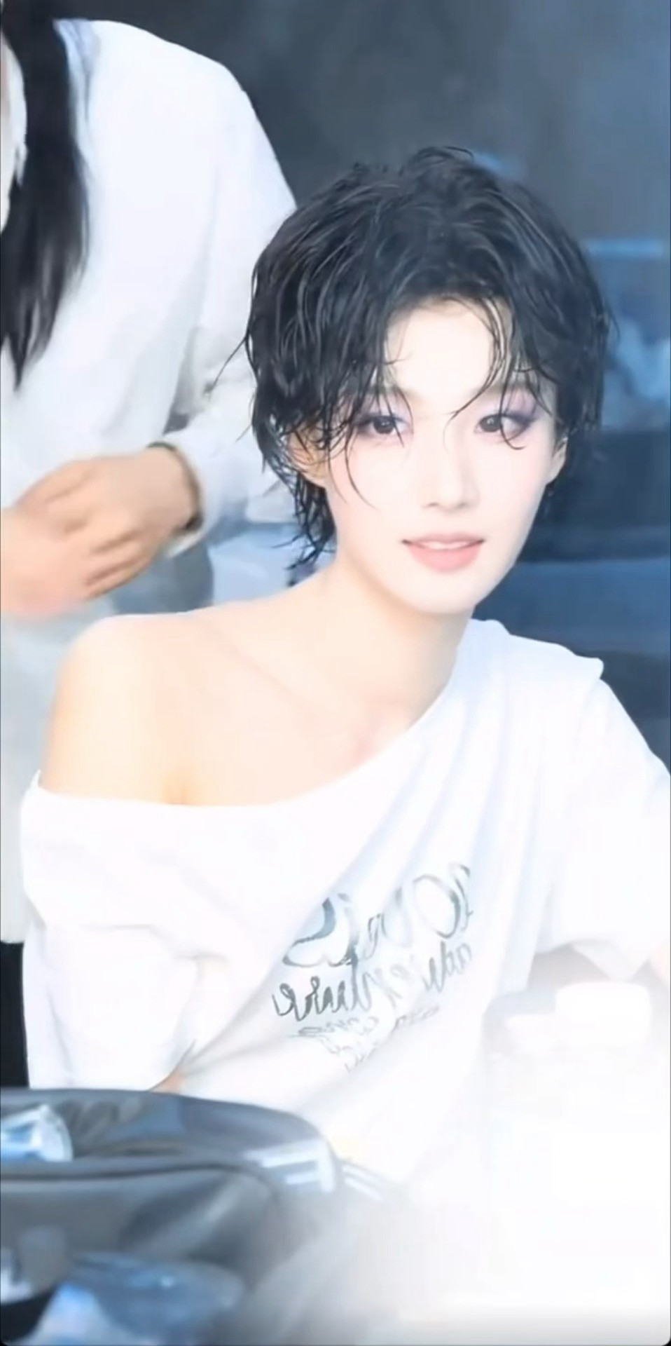 卢昱晓湿短发造型，这张脸真的做男做女，长发短发都精彩，又飒又美萌卢昱晓短发