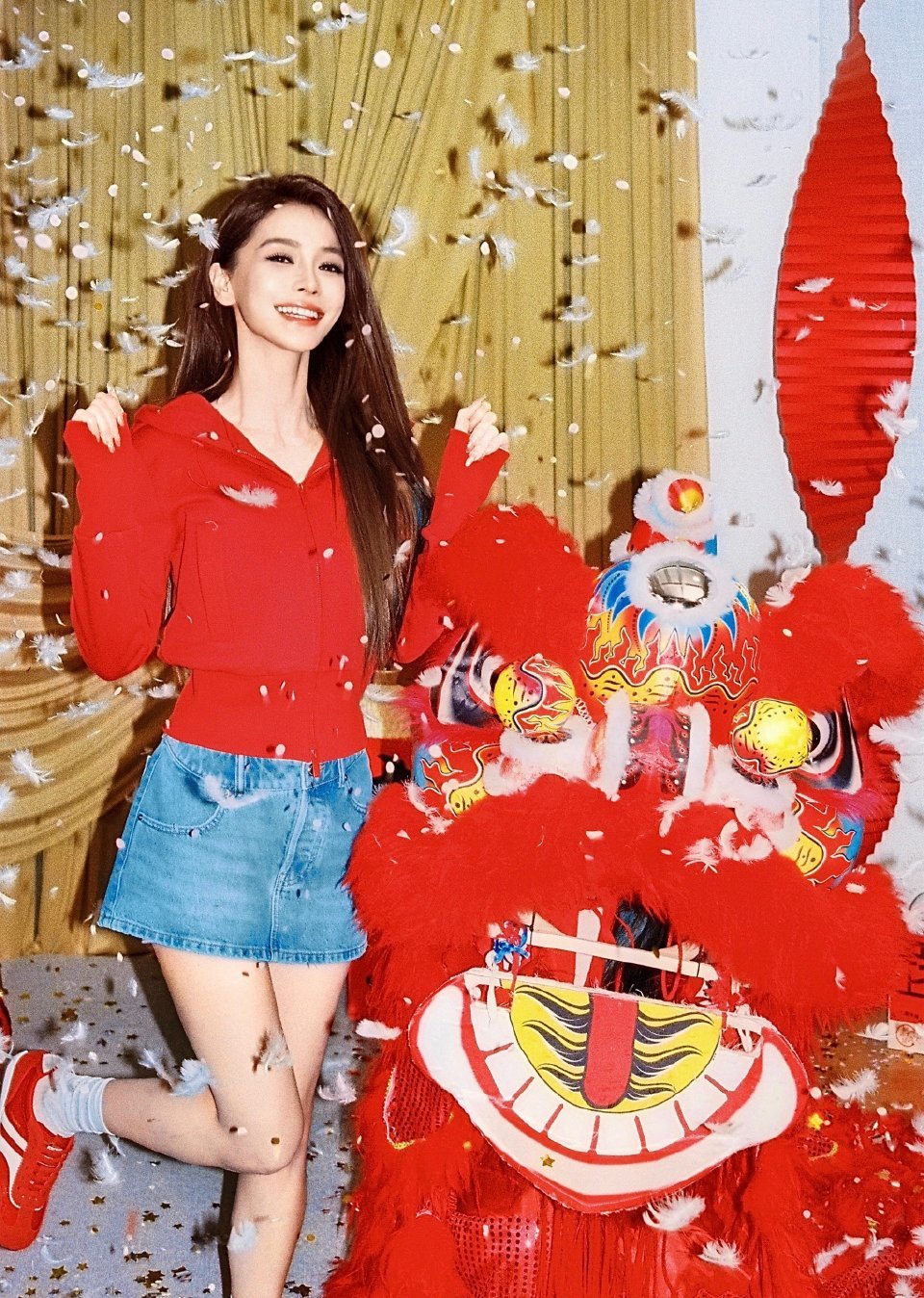 Angelababy新年营业，美鼻红红火火