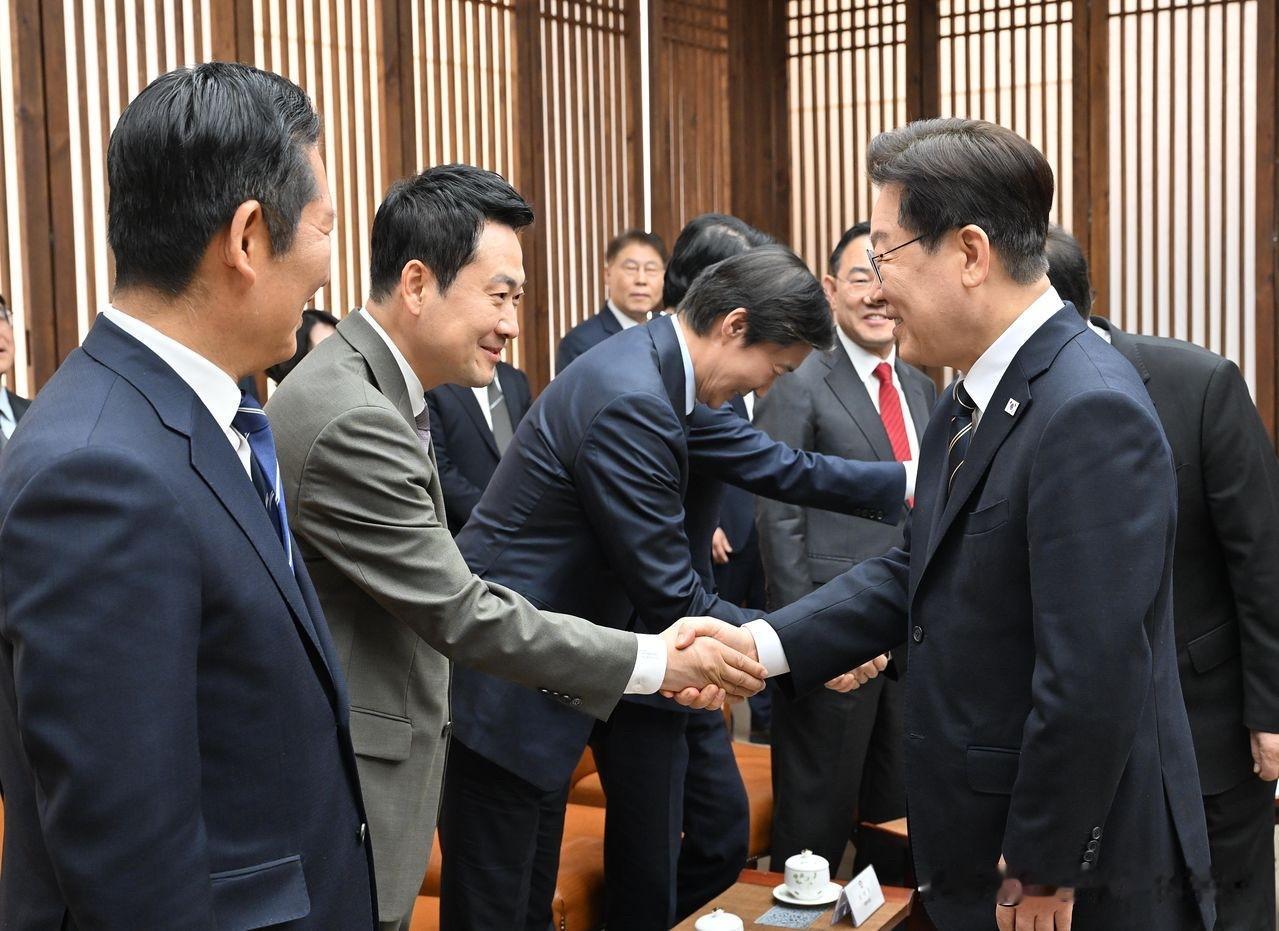 彻底崩盘！李在明激化党内内斗，民调断崖大跌，韩国政坛大变天韩国政坛格局迎来惊
