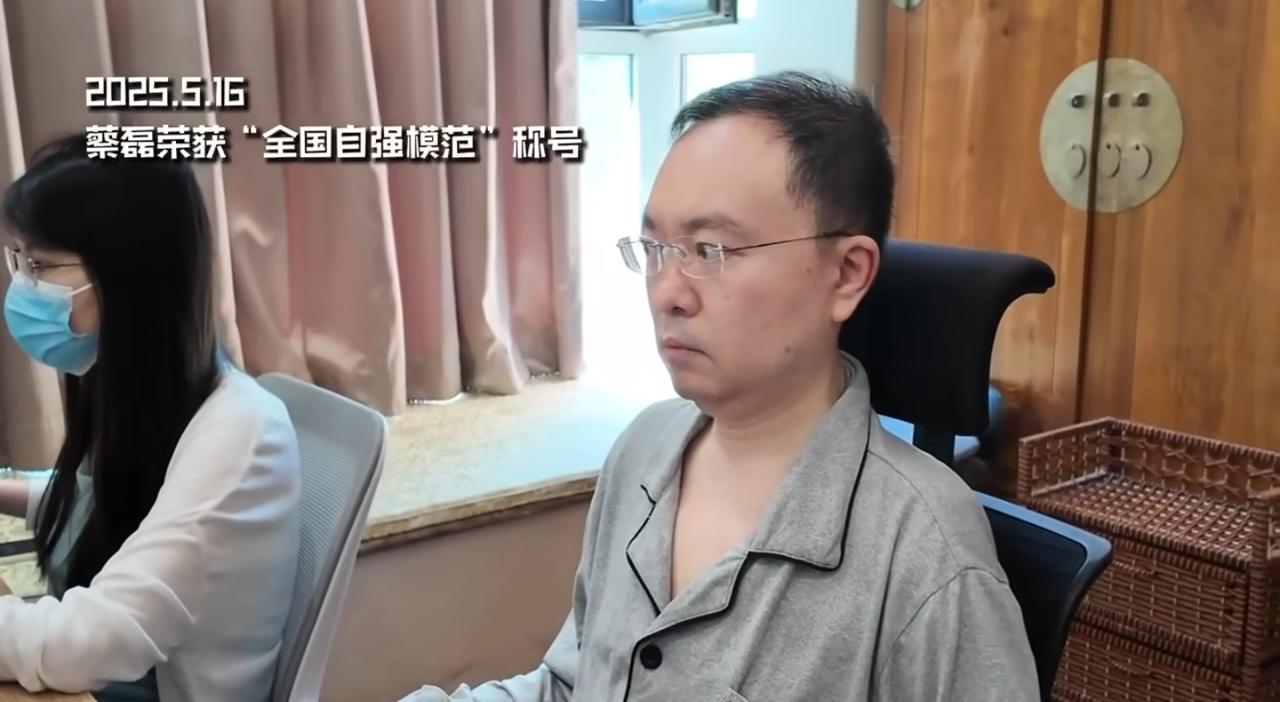蔡磊深夜发文，确认自己的的状态确实不好。四肢五体已经瘫痪，完全丧失语言功能，连咽