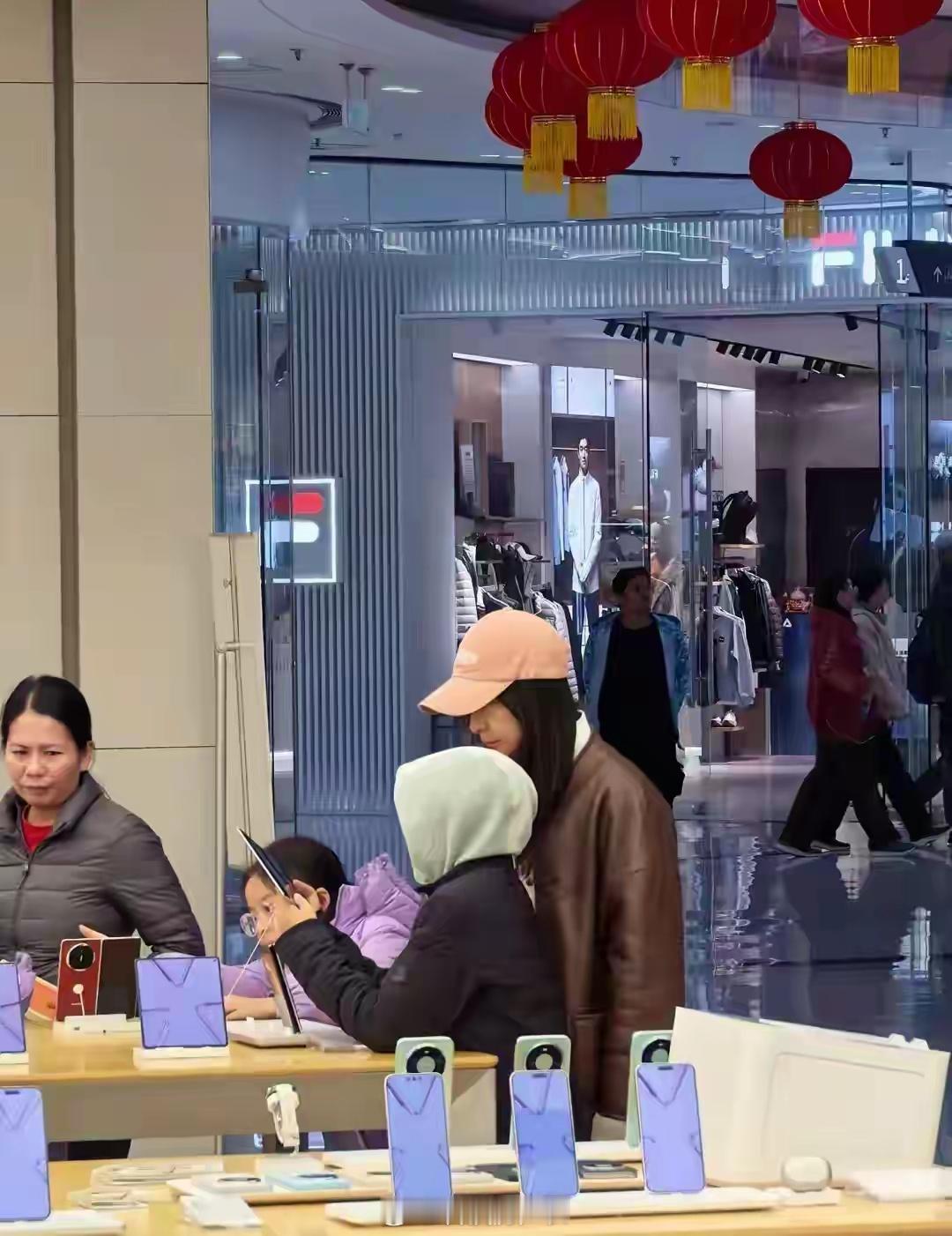 网友在广州南沙华为旗舰店偶遇霍启刚一家，郭晶晶陪孩子看华为折叠屏手机，霍启刚和爸