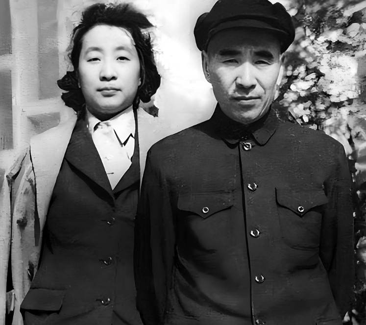 1970年的庐山会议上，毛主席借打倒陈伯达，向林彪发出了警告。会议结束后，林
